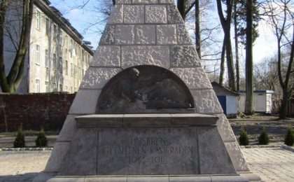 Памятник воинам, погибшим в годы Первой мировой войны, с барельефом «Умирающий боец»